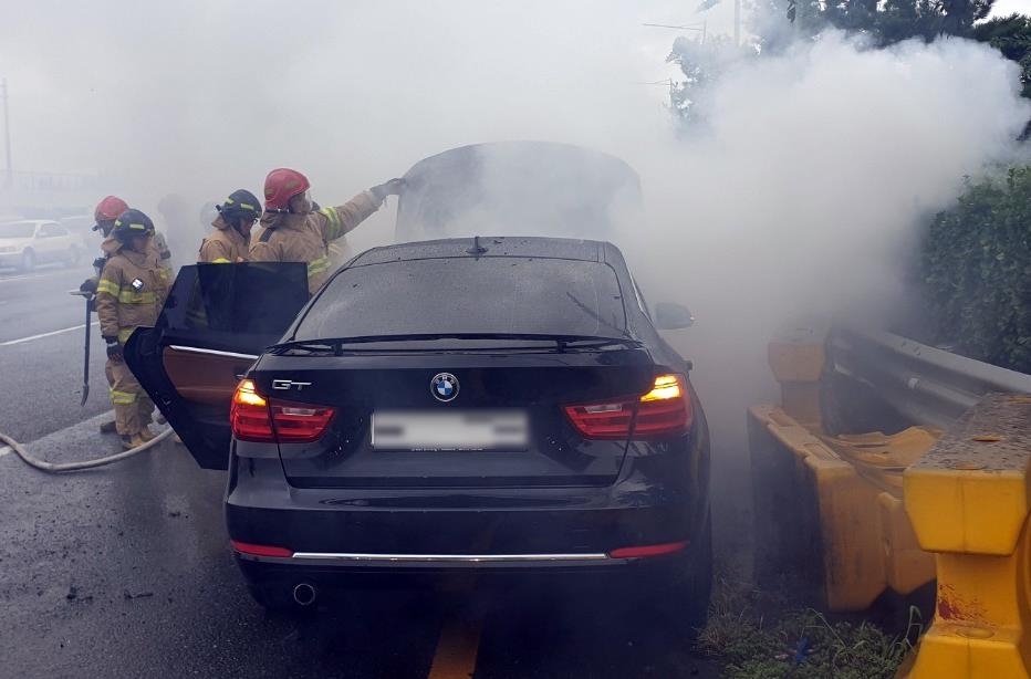 15일 동김해 IC 입구 도로에서 불난 BMW 차량