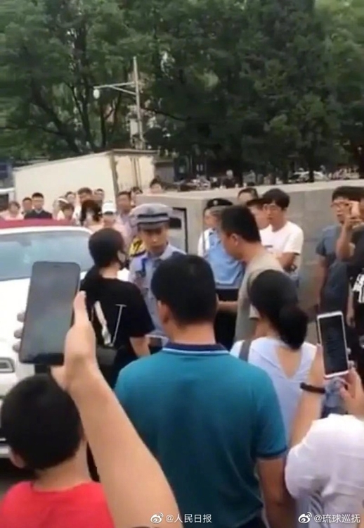 지난 14일 베이징의 한 병원에서 롤스로이스 운전자가 경찰과 다투고 있다. [사진 웨이보]