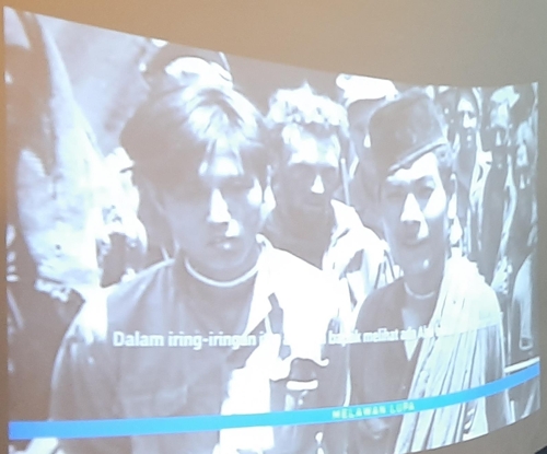 양칠성(좌)의 모습이 담긴 다큐멘터리