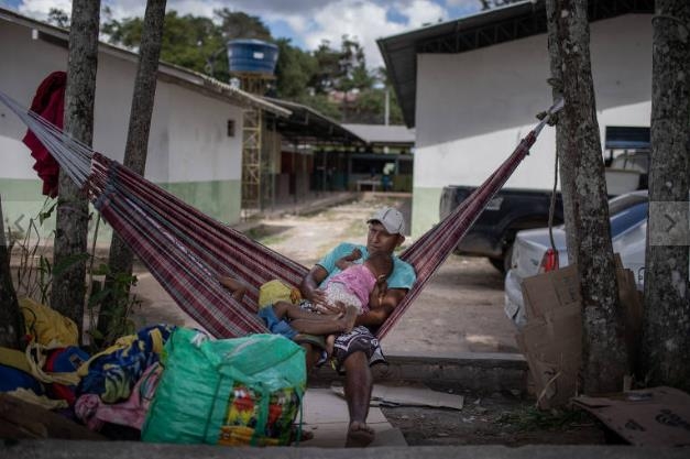 브라질 북부 파카라이마 시에서 노숙 생활을 하는 베네수엘라 난민들 [브라질 뉴스포털 UOL]