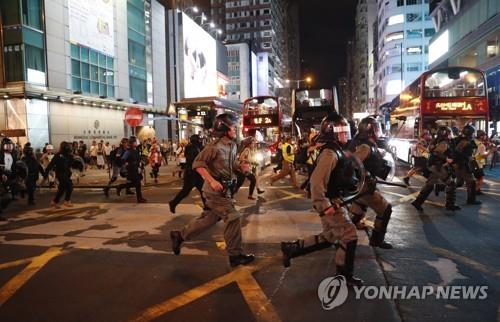 도로 점거 시위대 해산 나서는 홍콩 경찰