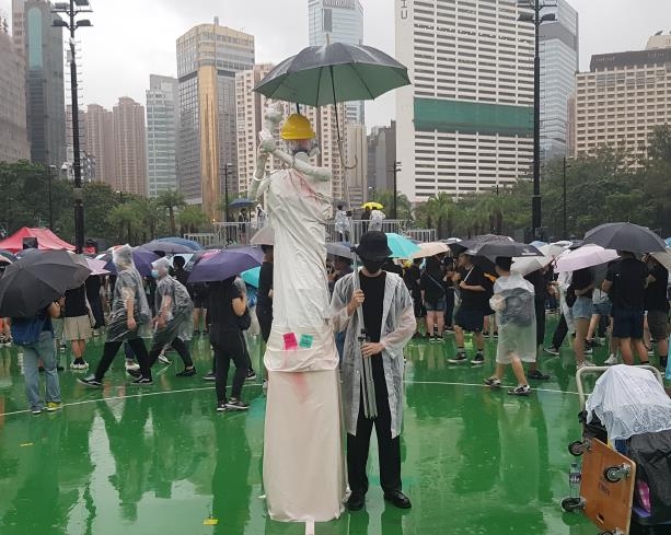 18일 홍콩 빅토리아 공원의 송환법 반대 집회장에 세워진 '민주 여신상'
