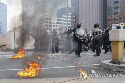 시위대와 대치 중인 홍콩 경찰