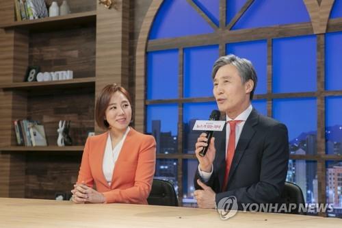 변상욱 앵커(오른쪽)