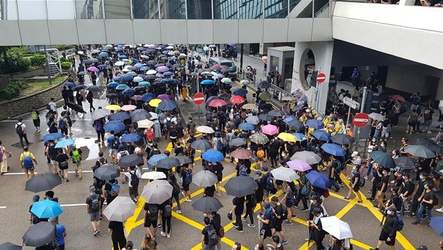 '우산'을 쓴 채 행진하는 홍콩 시위대