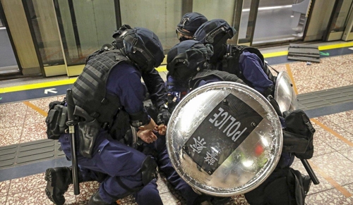 프린스 에드워드 지하철역서 시위 참가자 체포하는 홍콩 경찰관