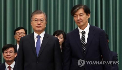 문 대통령과 기념촬영 하는 조국