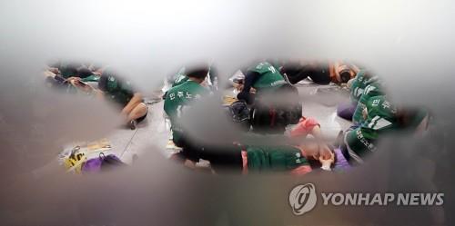 톨게이트 요금 수납원들, 사흘째 도로공사 점거 농성