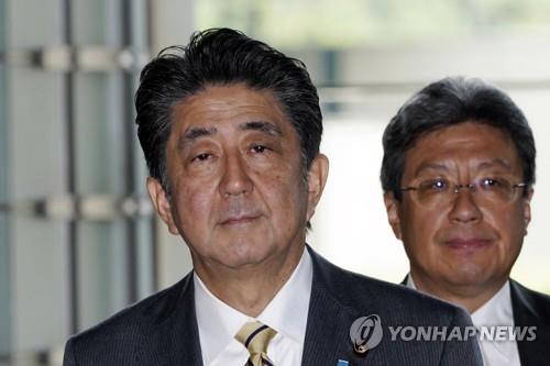 (도쿄 AP=연합뉴스) 아베 신조(安倍晋三) 일본 총리가 11일 일본 도쿄도(東京都) 소재 총리관저에 들어가고 있다. 2019.9.11