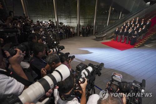 (도쿄 AP=연합뉴스) 아베 신조 일본 총리와 새 내각이 기념 사진 촬영을 위해 11일 오후 도쿄 총리관저에 모여 있다.