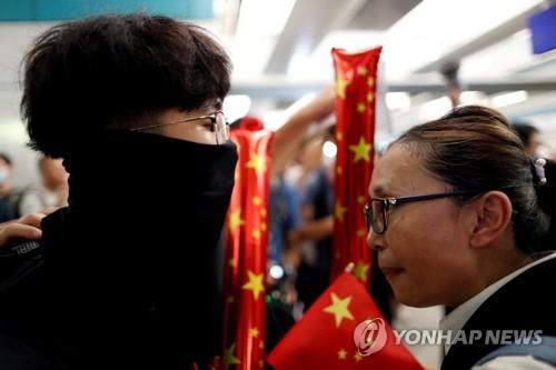 서로 노려보는 반중·친중 시위대