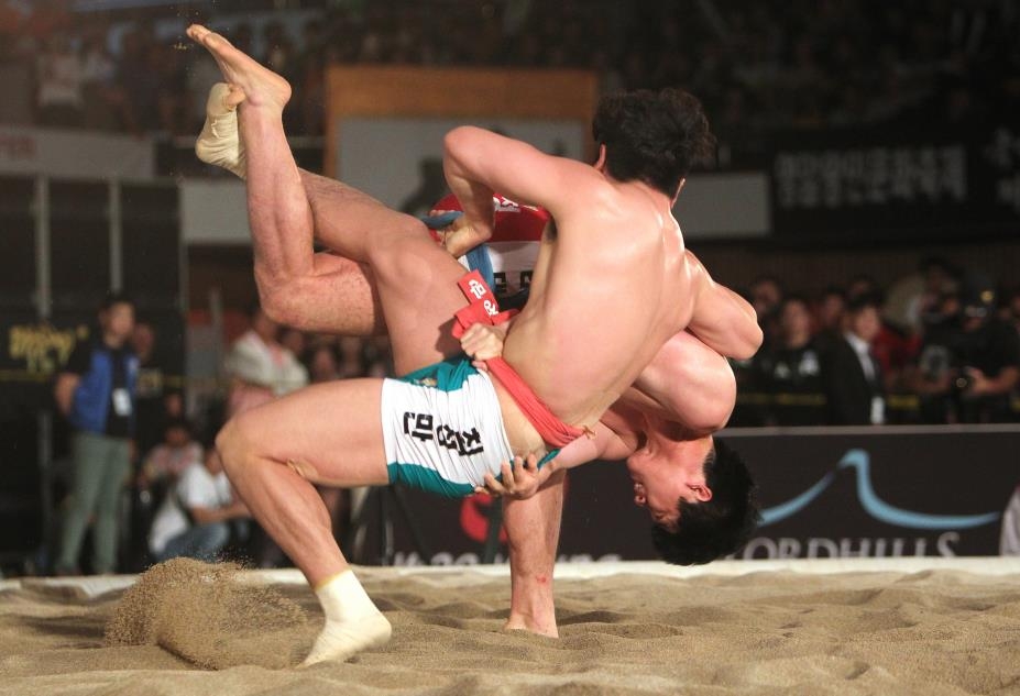 추석장사 씨름대회 금강장사 결정전 경기 장면