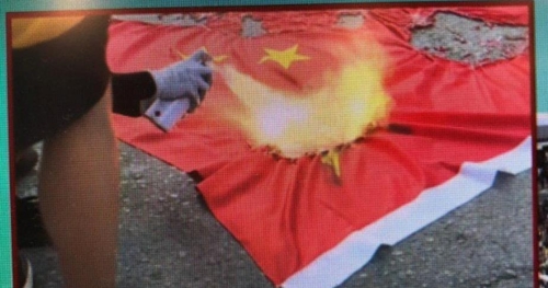 중국 오성홍기에 불을 붙이는 홍콩 시위대