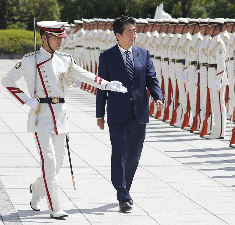 (도쿄=연합뉴스) 아베 신조 총리가 17일 방위성에서 자위대 간부들과의 회동에 앞서 의장대를 사열하고 있다. 