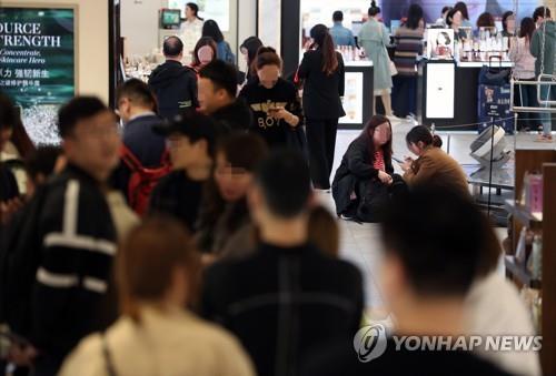 외국인 관광객으로 붐비는 서울의 한 면세점 매장 모습