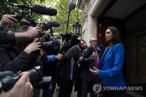 24일(현지시간) 언론과 인터뷰하는 지나 밀러의 모습.