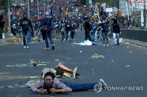 24일 인도네시아 마카사르의 학생 시위 현장