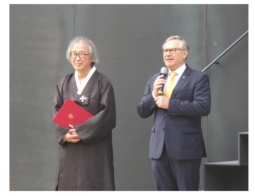 오스트리아 정부로부터 학술예술 1급 십자훈장을 받은 승효상 국가건축정책위원장