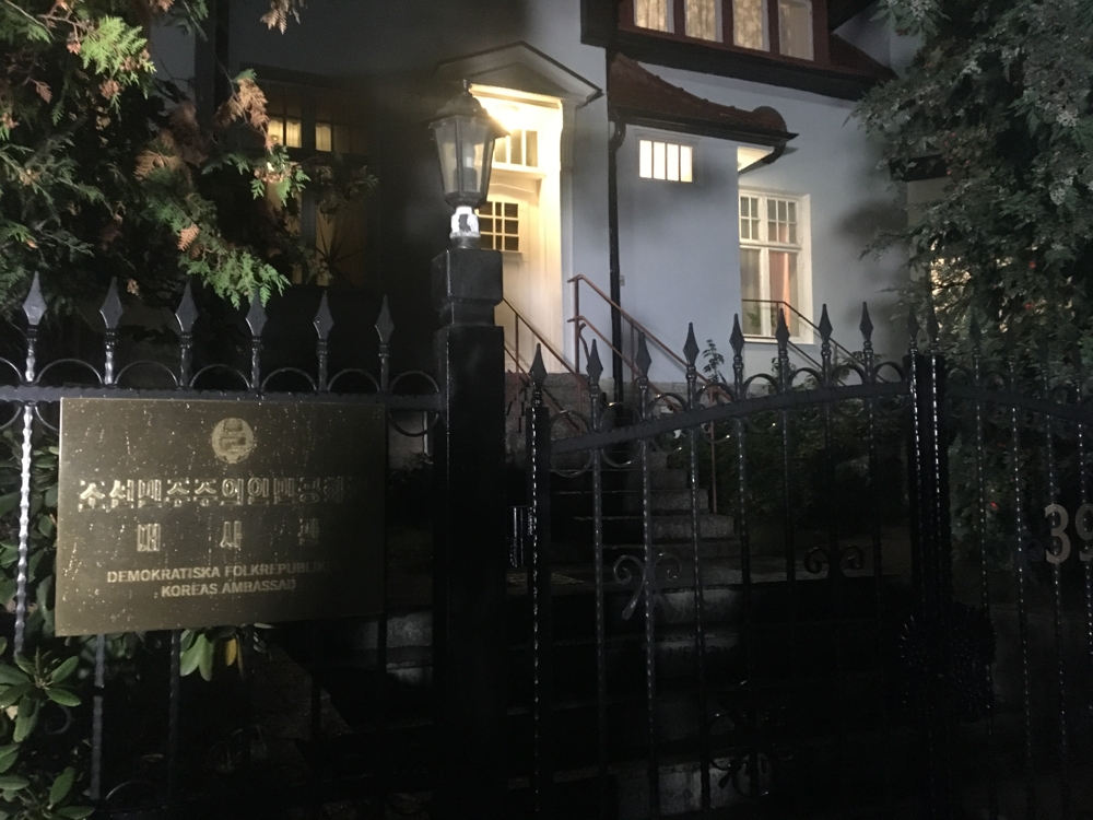 (스톡홀름=연합뉴스) 김정은 기자 = 3일(현지시간) 저녁 스웨덴주재 북한대사관 밖에서 불이 켜진 내부 모습이 보인다.