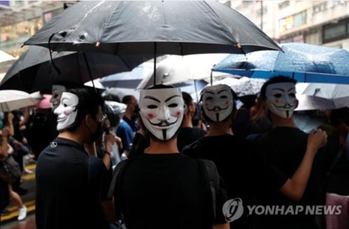 지난 6일 코즈웨이베이 지역에서 복면금지법 반대 시위를 벌이는 홍콩 시민들