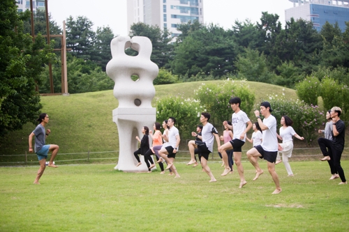 올림픽공원 내 조각공원에서 맨달 달리기를 하는 모습