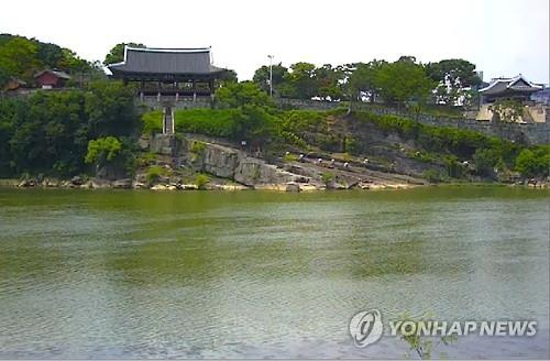 남강을 낀 진주성