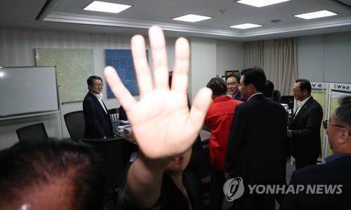 채이배 의원실 찾아간 한국당 의원들