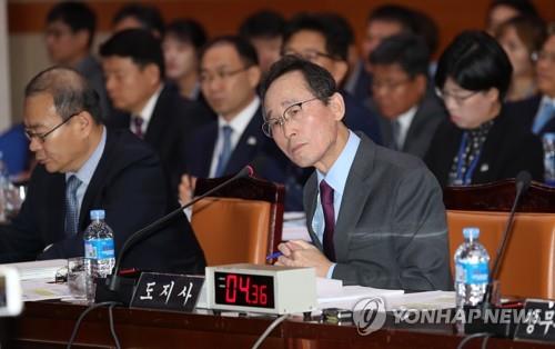 질의 듣는 송하진 전북도지사
