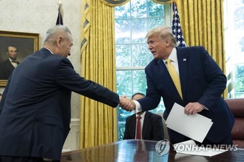도널드 트럼프 미국 대통령(우)과 류허(劉鶴) 중국부총리