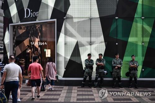 디오르 매장 앞에 서 있는 홍콩 경찰