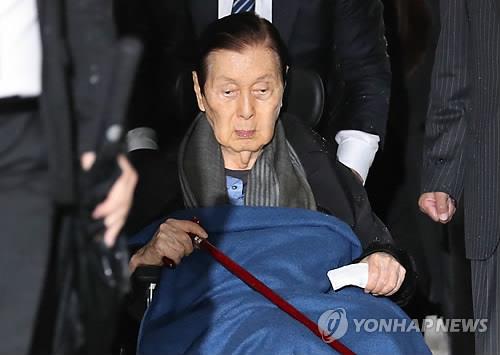 법정 향하는 신격호 회장