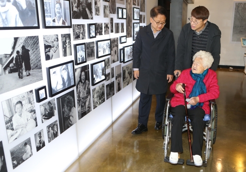 전시장 둘러보는 이옥선 할머니