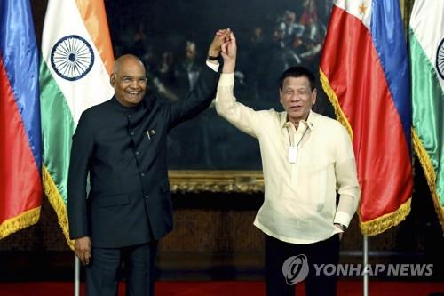 인도 대통령과 회담한 두테르테 대통령(오른쪽)이 휴대용 공기정화기를 찬 모습