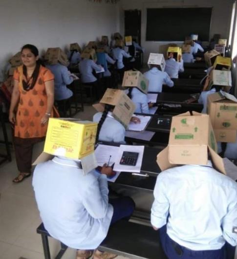 인도 대학교서 '종이상자' 머리에 쓰고 시험…커닝 방지