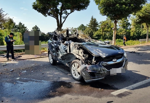 교통사고로 부서진 SUV