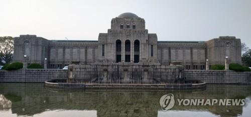 도쿄 신주쿠 메이지 신궁 외원(外苑)에 있는 세이토쿠(聖德)기념회화관 전경. 1926년 지어진 이 회화관은 메이지 일왕 부부의 생애와 당시 있었던 주요 사건을 연대순으로 그린 80장면의 회화를 전시한다. 전시작 중에는 일제의 조선 병합을 다룬 작품도 있다.