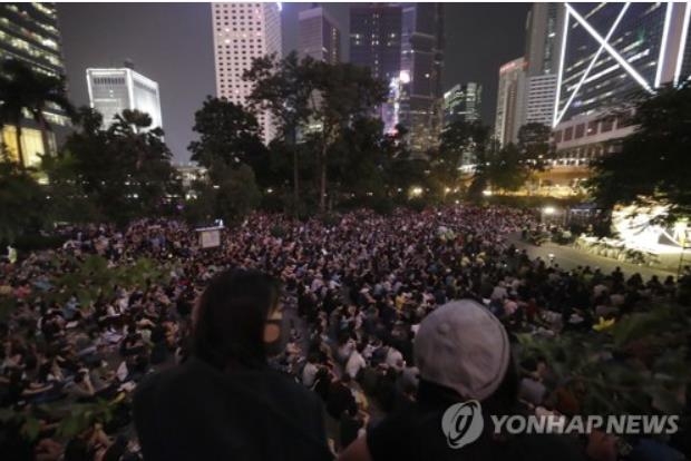 26일 홍콩 센트럴서 열린 경찰 폭력 규탄 의료인 집회