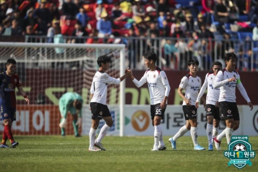 골세리머니를 펼치는 광주FC 선수들