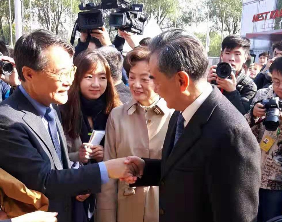 악수하는 장하성 대사와 왕이 국무위원