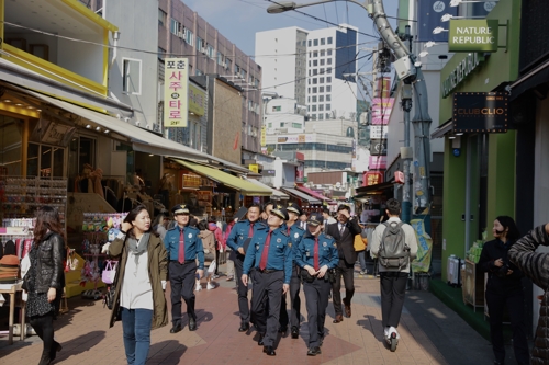 홍대거리 순찰하는 이용표 서울지방경찰청장