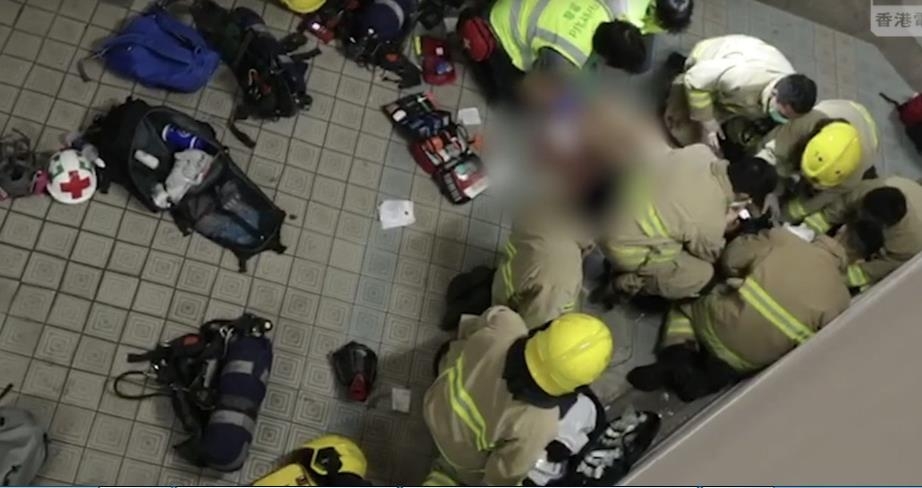최루탄을 피하려다가 주차장에서 추락한 홍콩 대학생을 치료하는 응급 구조요원들