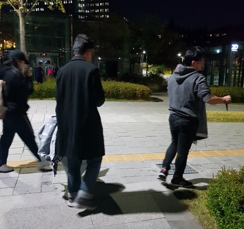 연세대에 설치된 '홍콩 해방' 현수막이 지난달 24일 밤 무단 철거되는 모습