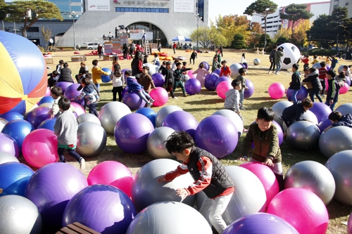 전주 시청광장의 '팝업 놀이터'