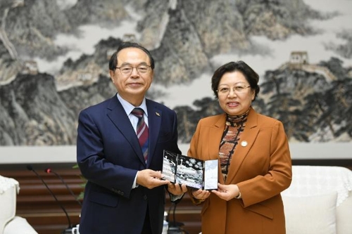 오거돈 시장(왼쪽)과 기념품 교환하는 베이징 왕홍 부시장