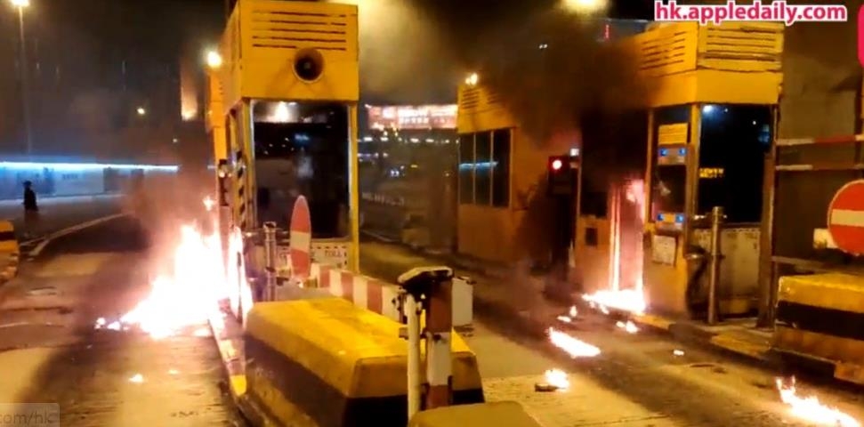 홍콩 시위대, 터널 입구 요금소에 화염병 던져