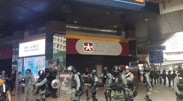 친중파 시민이 들어간 은행 건물을 지키는 홍콩 경찰