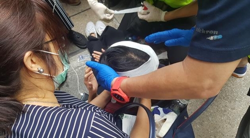 시위 현장에서 다쳐 응급 구조요원의 치료를 받는 여기자
