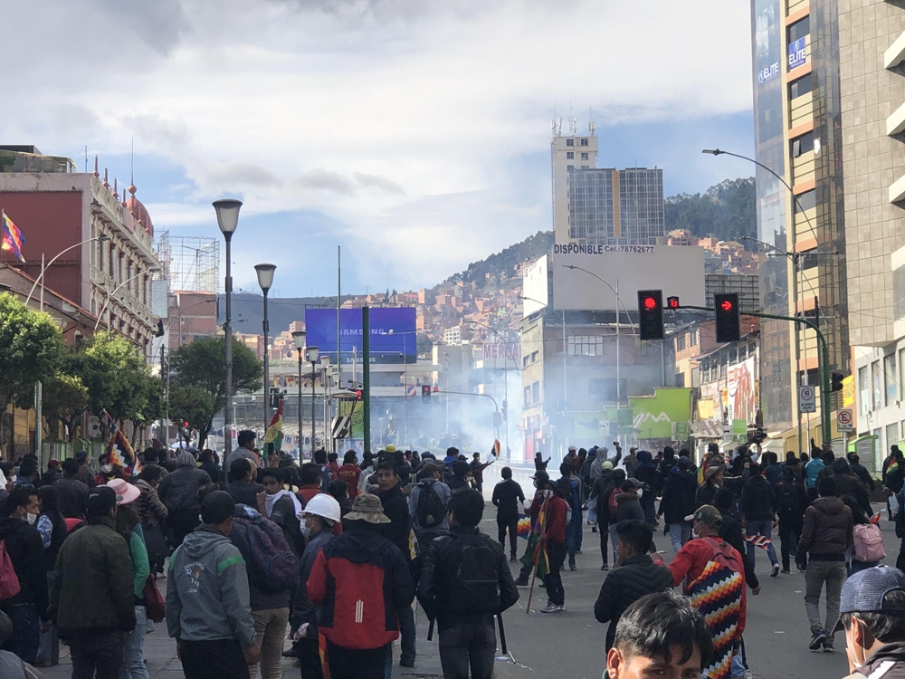 최루탄 쏘자 후퇴하는 시위대