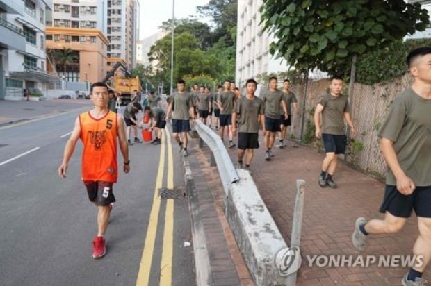 홍콩 거리에서 청소 작업을 벌이는 중국 인민해방군