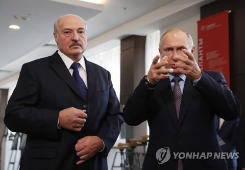 블라디미르 푸틴 러시아 대통령(오른쪽)과 알렉산드르 루카셴코 대통령. ［EPA 연합뉴스 자료 사진. 재판매 및 DB 금지］